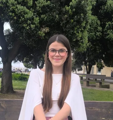 Luana, Explicadora de Filosofia na AcademiaX — Preparação para Exames Nacionais